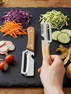 Corta cenoura, repolho roxo e rabanete em julienne